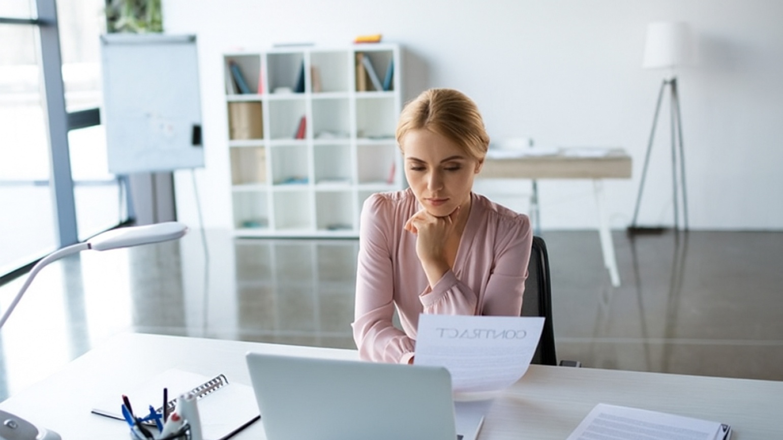 Bàn Lãnh Đạo, Vũ Khí Thầm Lặng Trong Chiến Lược Quản Trị Hiện Đại